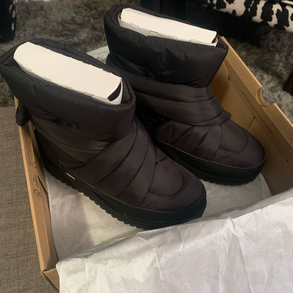 UGG Womens Montara Boot, Black, Size 7.5
